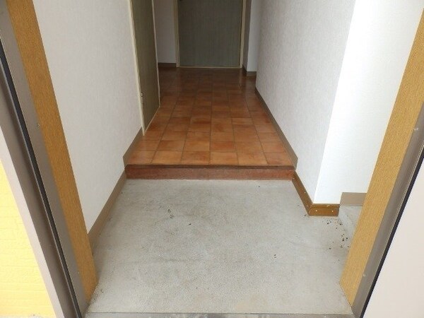 玄関(同型参考写真)