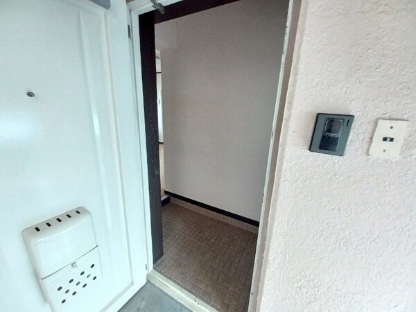 玄関(同建物の別部屋写真です)