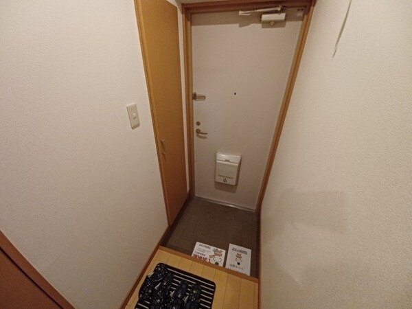 玄関(同物件別部屋参考写真です。)