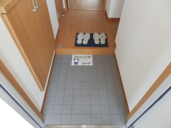 玄関(同物件別部屋のお写真です。)