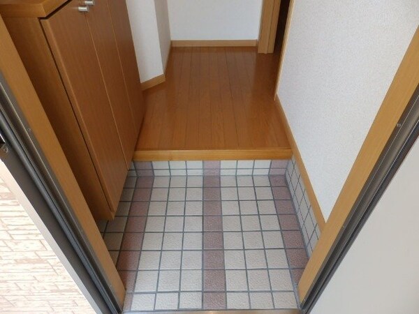 玄関(同型参考写真)