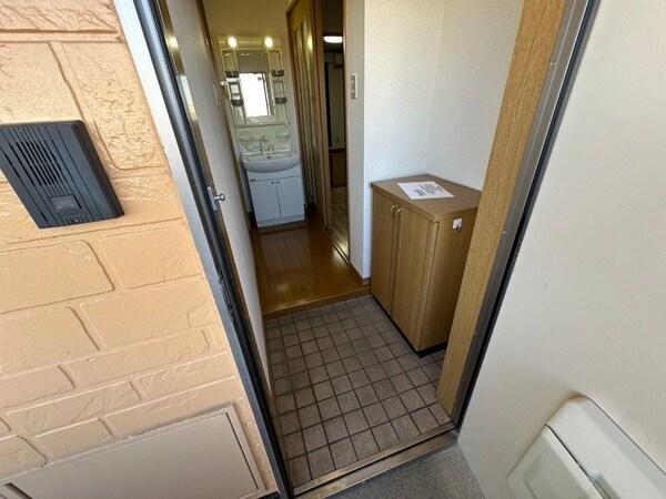 玄関(同物件別部屋写真)