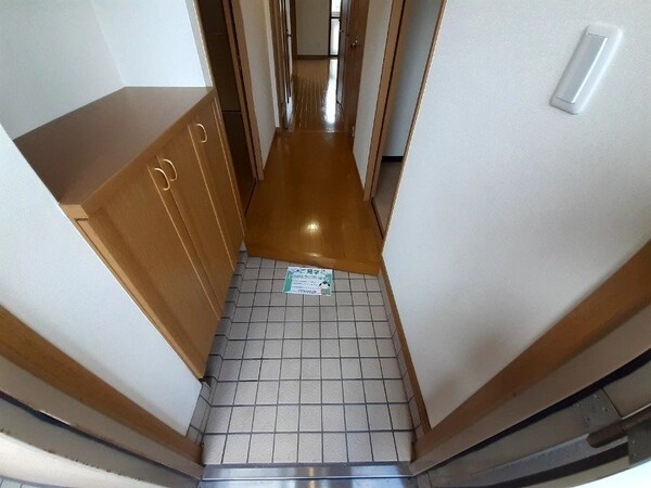 玄関(同物件別部屋写真)