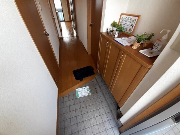 玄関(同物件別部屋写真)