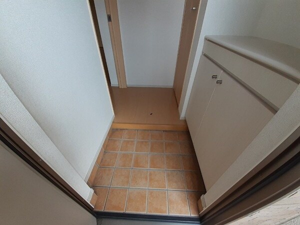 玄関(同型参考写真)