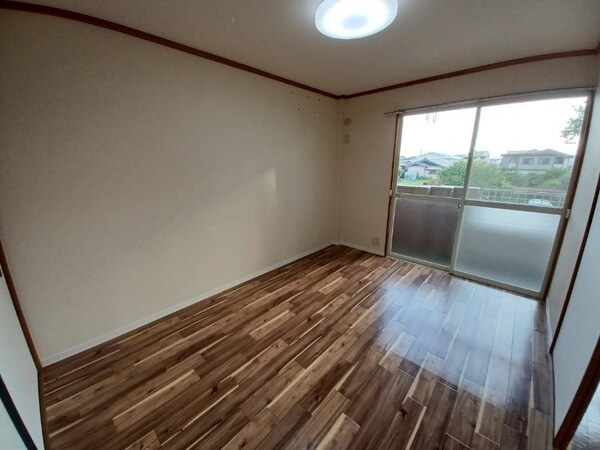 居室・リビング(同建物の別部屋写真です)