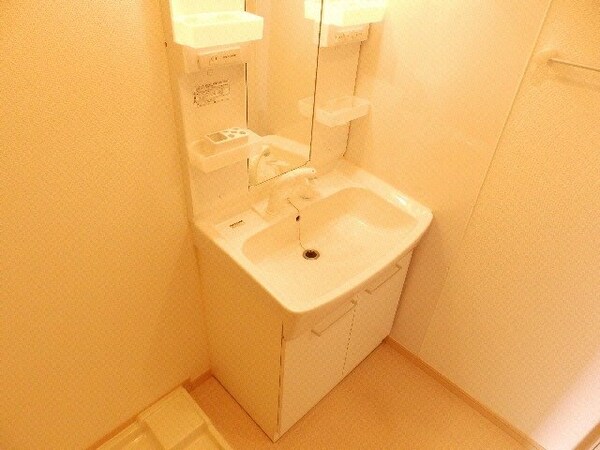 洗面所(同建物の別部屋反転写真です)