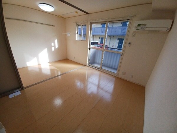 居室・リビング(同物件別部屋のお写真です。)