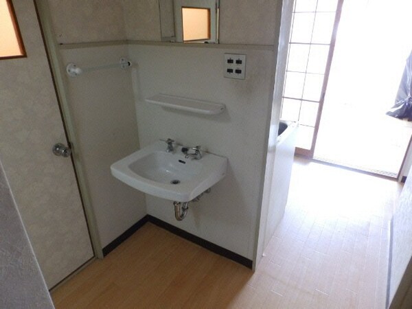 洗面所(同型参考写真)