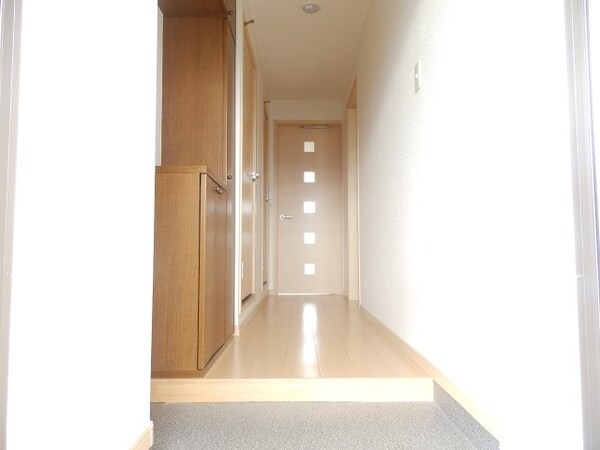 玄関(同物件別部屋のお写真です。)