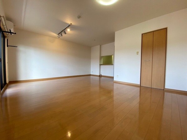 居室・リビング(同物件の別部屋写真です。)