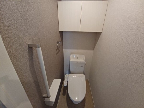 トイレ(同型、反転タイプの部屋写真です)