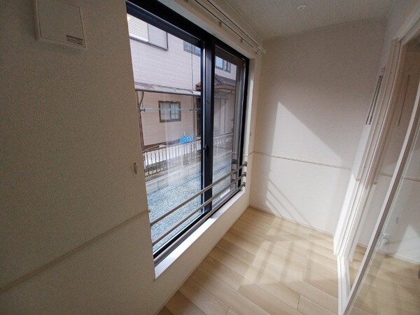 バルコニー(同型、反転タイプの部屋写真です)