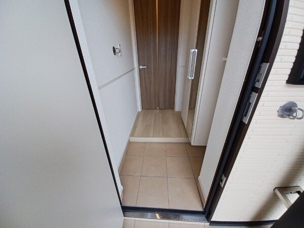 玄関(同型、反転タイプの部屋写真です)