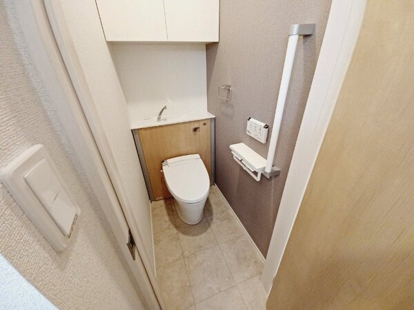 トイレ(同型参考写真)