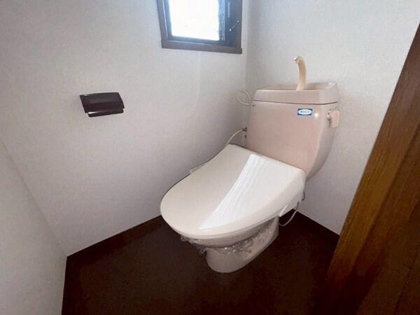トイレ(同物件別部屋の写真です。)
