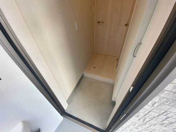玄関(同物件の別部屋写真です。)