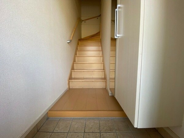 玄関(同タイプのお部屋の参考写真です。)