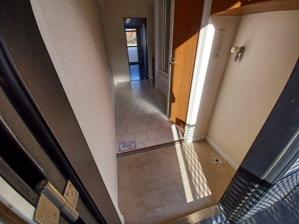 玄関(同物件の別部屋写真です。)