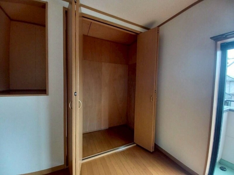 物件内観写真9　(収納同型参考写真)