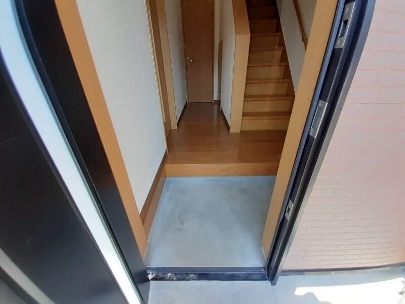 物件内観写真12　(玄関同型参考写真)