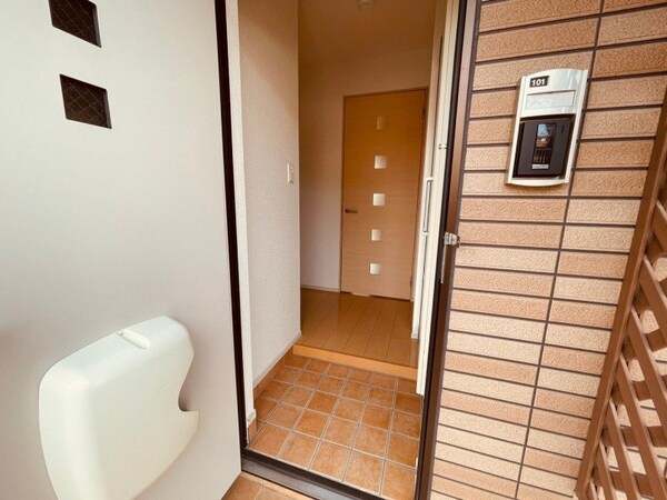 玄関(同型参考写真)
