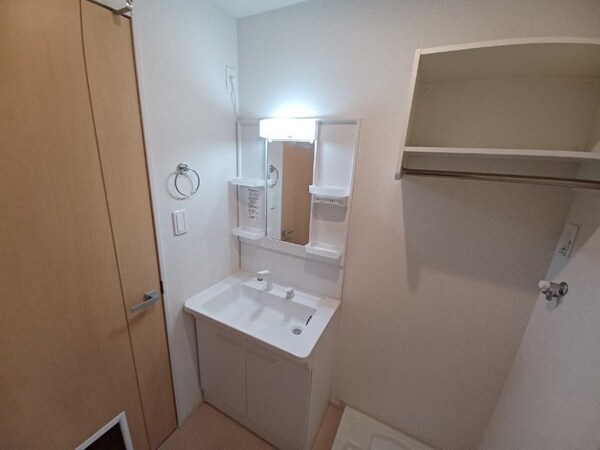 洗面所(同型反転参考写真)