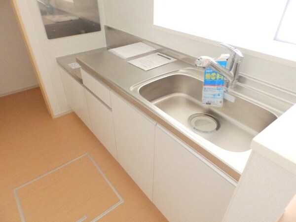 キッチン(同物件別室反転写真)
