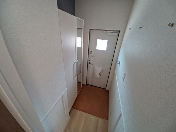 玄関(同物件別室反転タイプの画像です)