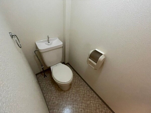 トイレ(同型反転タイプのお写真です)