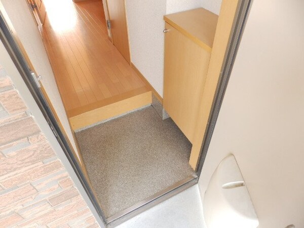 玄関(同物件、別部屋の写真です)