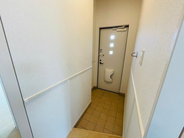 玄関(同物件別室反転写真)