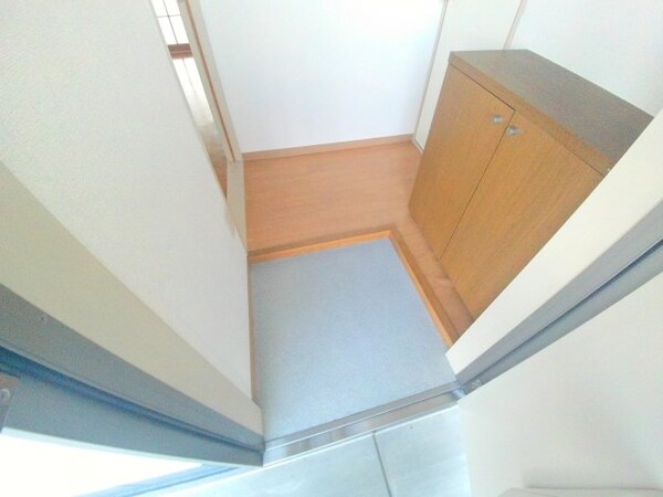 玄関(同建物の別部屋写真です)