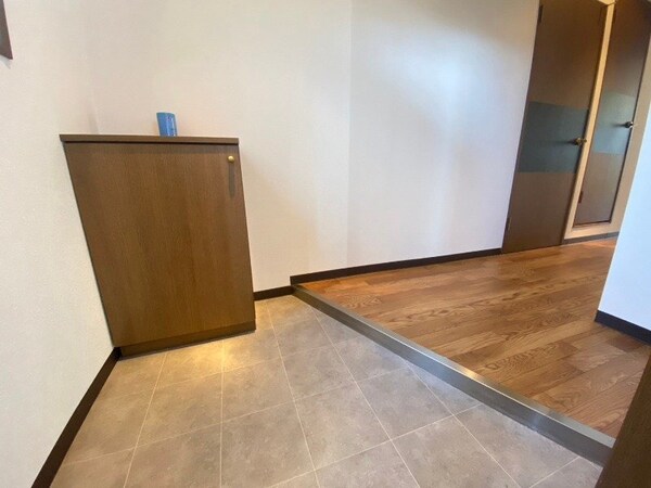 玄関(同物件別部屋参考写真です。)