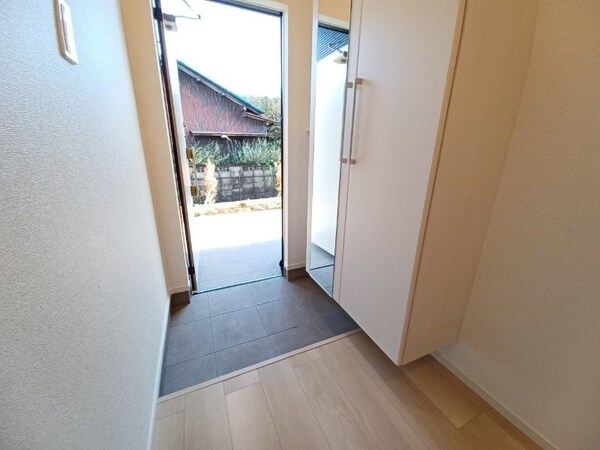 玄関(同型参考写真)