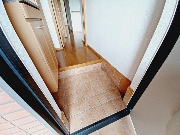 玄関(同タイプ部屋写真です。)