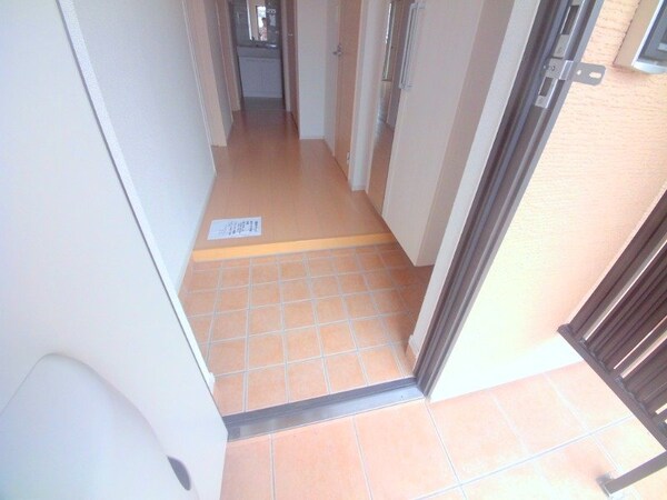 玄関(同型タイプの画像です)
