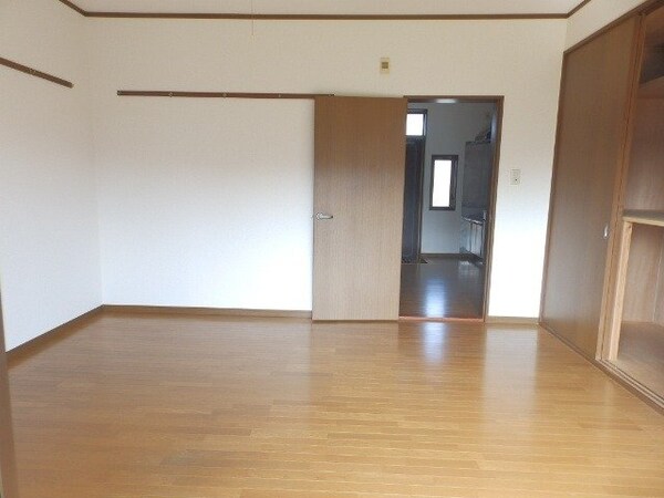 居室・リビング(同建物の別部屋写真です)