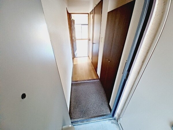 玄関(同物件別部屋のお写真です。)