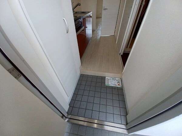 玄関(同物件別部屋参考写真)