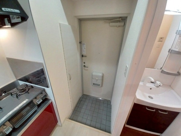 玄関(同物件別部屋参考写真)