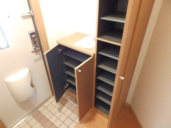 玄関(同型反転タイプの画像です)