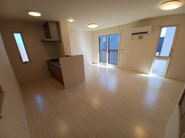 居室・リビング(同型反転参考写真)