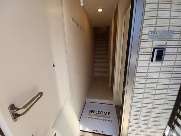 玄関(同型反転参考写真)