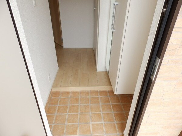 玄関(同物件別室写真)