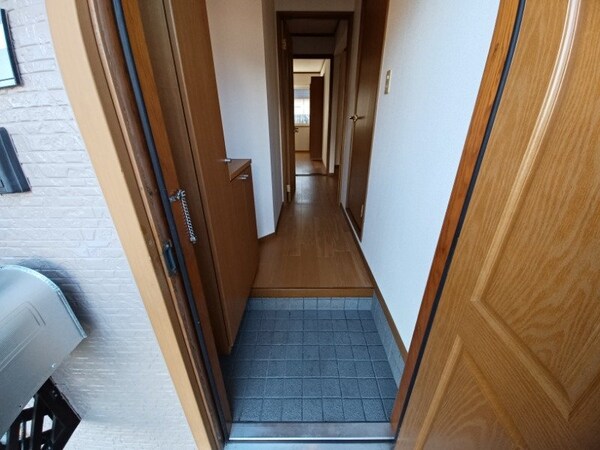 玄関(同物件別部屋写真)