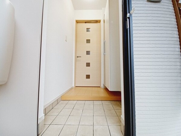 玄関(同タイプ部屋写真です。)
