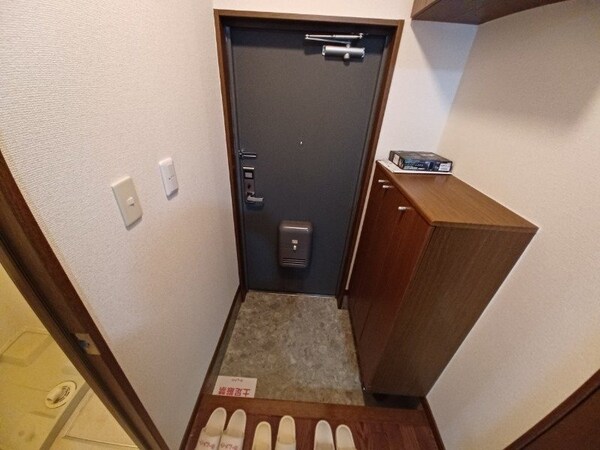 玄関(同物件別室写真)