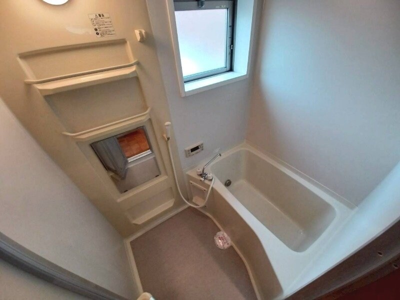 物件内観写真10　(窓もついていて、換気もできる個室トイレ)