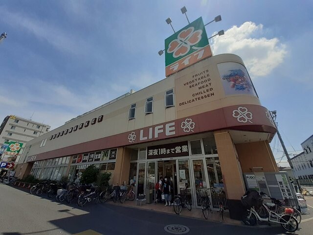 物件外観写真3　(ライフ六町駅前店まで350m)